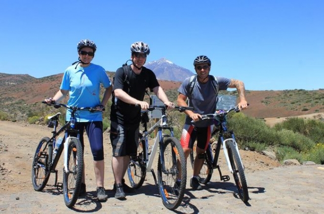 tres hombres en mountain bike